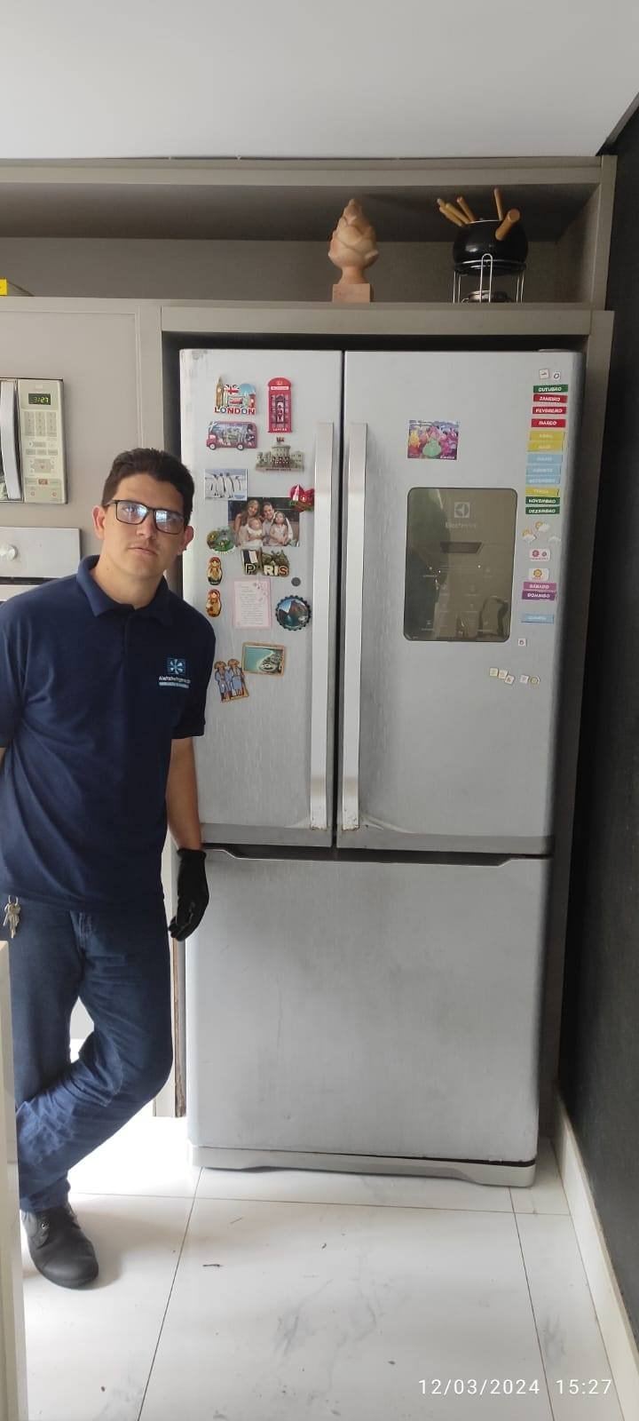 Técnico da Aleta Refrigeração realizando conserto de geladeira em Recife